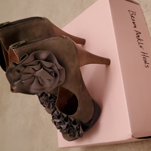Two Pairs of Gray Color & Dark Brown Suede Poetic License Heels - Picture 4 of 12